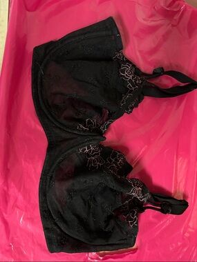 Black Floral Lace Underwire Bra with Contrasting Embroidery